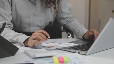 Finansal grafiği olan genç bir kadın