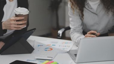 Genç iş adamları ofiste..