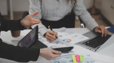 Modern ofiste finansal verileri tartışan iş adamları