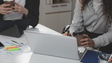 Ofiste dizüstü bilgisayarıyla çalışan iş kadını.