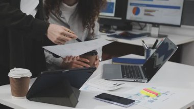 İş adamları birlikte çalışıyor.