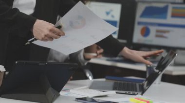 İş adamları modern ofiste çalışmayı tartışıyor