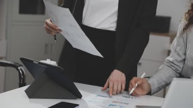 Modern ofiste doküman ve dizüstü bilgisayarla çalışan iş kadını