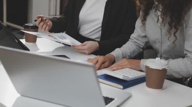 Bilgisayarla çalışan iş kadını