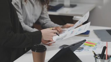 Ofiste çalışan genç bir iş adamı. Modern ofiste çalışan bir iş adamı. Ofisteki genç iş adamı.