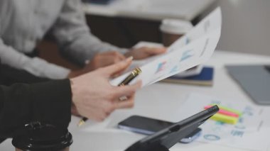 İşadamı ofiste dizüstü bilgisayarda çalışıyor.