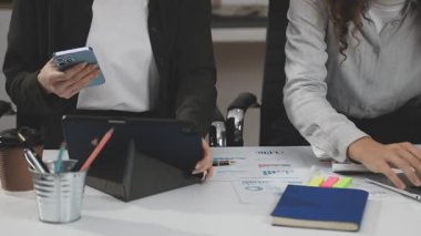 Modern ofiste dizüstü bilgisayarı ve belgeleri olan genç bir iş kadını.