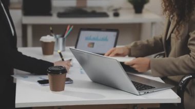 Ofiste dizüstü bilgisayar kullanan iş kadını