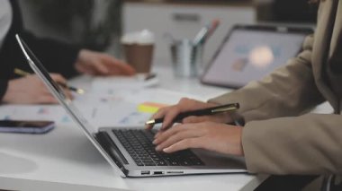 Ofiste çalışan iş adamı