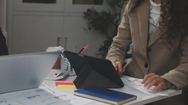 Ofiste çalışan genç bir kadın. metin için boş alanı olan fotoğraf.