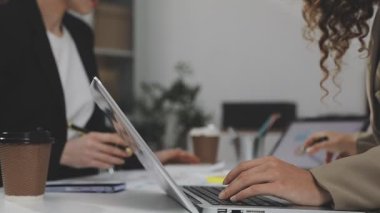 Ofisteki Dizüstü bilgisayarda çalışan iş kadını