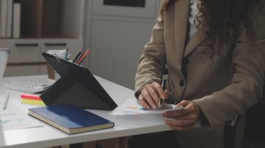 Modern ofiste çalışan iş adamı, dijital tablet kullanıyor.