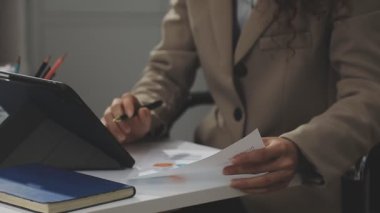 İş yerinde dijital tablet kullanan kadınların ellerini kapat.