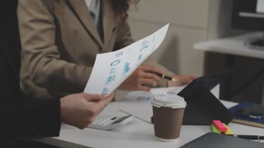 İş kadını ofiste deftere notlar yazıyor..