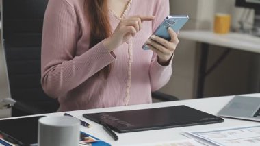 İş yerinde mobil tabletle çalışan kadın tasarımcı
