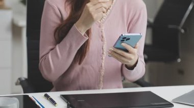 Projesi üzerinde çalışan kadın tasarımcıya yakın çekim