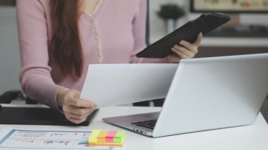 Ofiste tablet bilgisayarla çalışan iş kadını