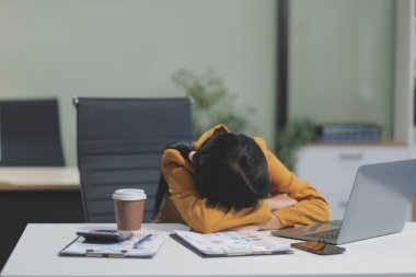 Asyalı kadınlar dizüstü bilgisayarda çalışırken streslidirler, ofiste başı ağrıyan Asyalı iş kadını, işte hasta hissederler, yer kopyalayabilirler.