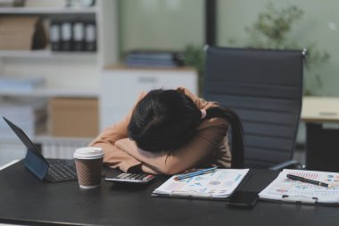 Asyalı kadınlar dizüstü bilgisayarda çalışırken streslidirler, ofiste başı ağrıyan Asyalı iş kadını, işte hasta hissederler, yer kopyalayabilirler.
