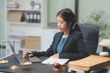 Kadın iş kadını avukatlar hukuk firmalarında çalışıyor. Yargıç Tokmak adalet terazisinden. Hukuk hukuku, avukat, belgeler, tavsiye ve adalet kavramı.