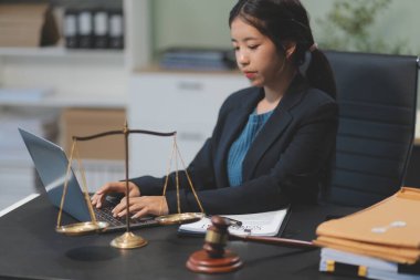 Kadın iş kadını avukatlar hukuk firmalarında çalışıyor. Yargıç Tokmak adalet terazisinden. Hukuk hukuku, avukat, belgeler, tavsiye ve adalet kavramı.