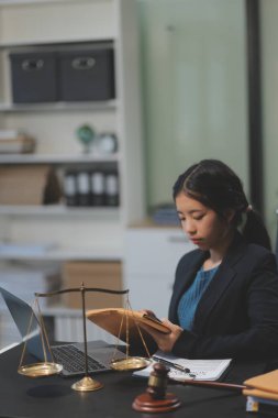 Kadın iş kadını avukatlar hukuk firmalarında çalışıyor. Yargıç Tokmak adalet terazisinden. Hukuk hukuku, avukat, belgeler, tavsiye ve adalet kavramı.