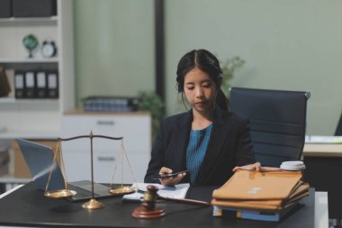 Kadın iş kadını avukatlar hukuk firmalarında çalışıyor. Yargıç Tokmak adalet terazisinden. Hukuk hukuku, avukat, belgeler, tavsiye ve adalet kavramı.