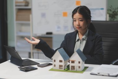 Emlakçılar, konut modellerini müşterilere ayrıntılı bir şekilde anlatma, evler ve satın alma kredileri hakkında bilgi verme ve sunma konularında açıklar. Gayrimenkul ticareti.