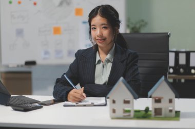 Emlakçılar, konut modellerini müşterilere ayrıntılı bir şekilde anlatma, evler ve satın alma kredileri hakkında bilgi verme ve sunma konularında açıklar. Gayrimenkul ticareti.