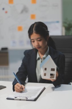 Emlakçılar, konut modellerini müşterilere ayrıntılı bir şekilde anlatma, evler ve satın alma kredileri hakkında bilgi verme ve sunma konularında açıklar. Gayrimenkul ticareti.