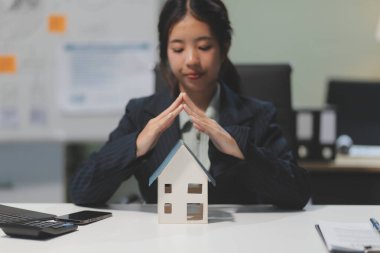 Emlakçılar, konut modellerini müşterilere ayrıntılı bir şekilde anlatma, evler ve satın alma kredileri hakkında bilgi verme ve sunma konularında açıklar. Gayrimenkul ticareti.