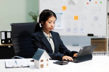 Emlakçılar, konut modellerini müşterilere ayrıntılı bir şekilde anlatma, evler ve satın alma kredileri hakkında bilgi verme ve sunma konularında açıklar. Gayrimenkul ticareti.