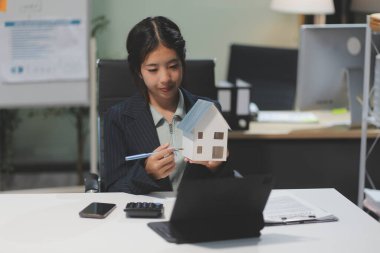 Emlakçılar, konut modellerini müşterilere ayrıntılı bir şekilde anlatma, evler ve satın alma kredileri hakkında bilgi verme ve sunma konularında açıklar. Gayrimenkul ticareti.