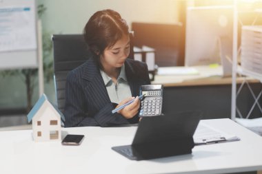 Emlakçılar, konut modellerini müşterilere ayrıntılı bir şekilde anlatma, evler ve satın alma kredileri hakkında bilgi verme ve sunma konularında açıklar. Gayrimenkul ticareti.