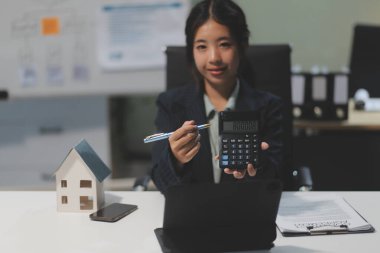 Emlakçılar, konut modellerini müşterilere ayrıntılı bir şekilde anlatma, evler ve satın alma kredileri hakkında bilgi verme ve sunma konularında açıklar. Gayrimenkul ticareti.