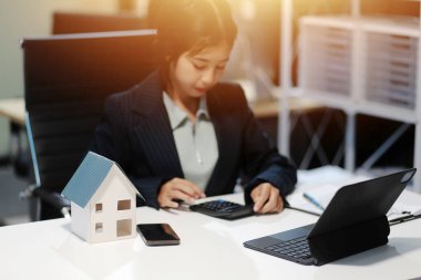Emlakçılar, konut modellerini müşterilere ayrıntılı bir şekilde anlatma, evler ve satın alma kredileri hakkında bilgi verme ve sunma konularında açıklar. Gayrimenkul ticareti.
