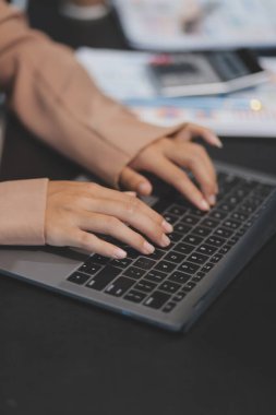 Ofiste tablet ve belgeyle çalışan iş adamları ekibi mali raporu, iş planı yatırımını ve mali analiz kavramını analiz etmeyi planlıyor. Ekonomik iş tartışmaları.