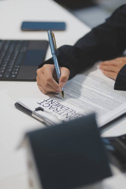 Emlakçılar, konut modellerini müşterilere ayrıntılı bir şekilde anlatma, evler ve satın alma kredileri hakkında bilgi verme ve sunma konularında açıklar. Gayrimenkul ticareti.