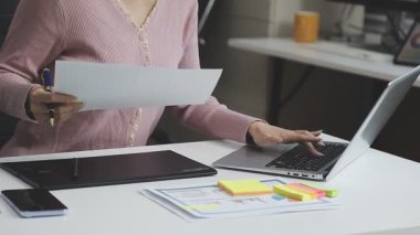 Görevdeki genç bayan.