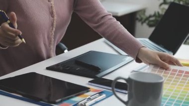 Modern ofiste çalışan genç iş kadınları