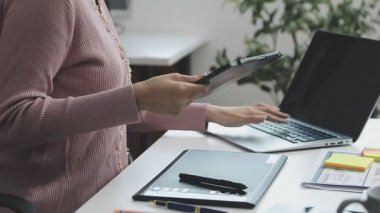 Tablet bilgisayarda çalışan kadını kapat