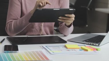 Dizüstü bilgisayarda çalışan kadın