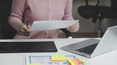 Genç işkadını modern ofis içinde laptop ile çalışma