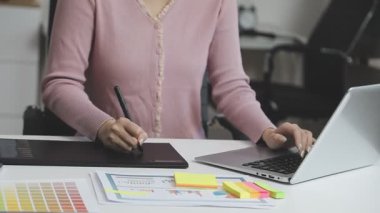 Ofiste dijital tablet kullanan kadın tasarımcı