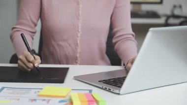 Ofiste çalışan iş kadını.