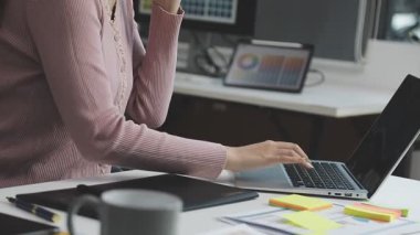 Ofis Masası çalışan kadın