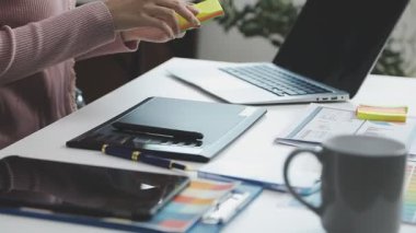 ofiste dizüstü bilgisayarda çalışan genç kadın.