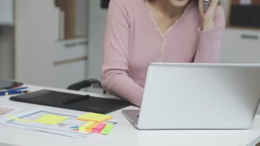 Ofiste çalışan genç bir kadın.