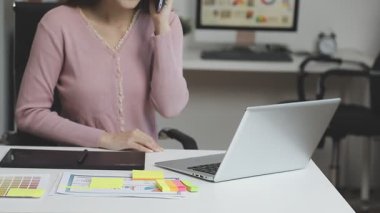 İyi hizmet işbirliği, işadamı istişare ve takım müşteriyle olan erkek avukat ya da Yargıç avukat hukuk ve yasal hizmetleri kavramı