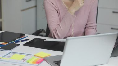 Ofiste çalışan iş kadını.